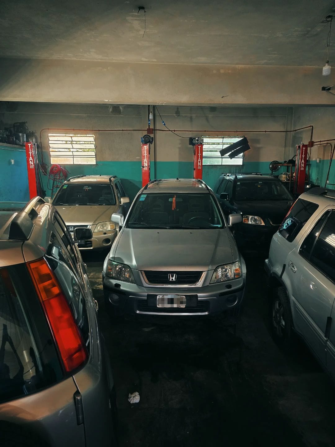 Múltiples vehículos Honda reales dentro del taller Mecánica Launa